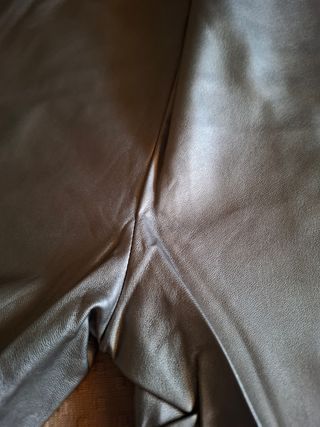 Pantalón símil piel de Mango