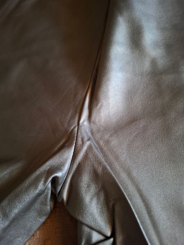 Pantalón símil piel de Mango