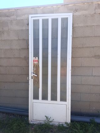 Puerta aluminio con cristal y cerradura