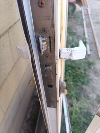 Puerta aluminio con cristal y cerradura