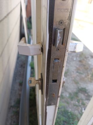 Puerta aluminio con cristal y cerradura