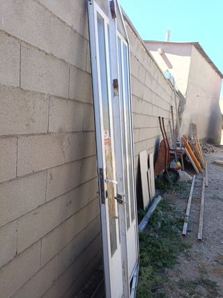 Puerta aluminio con cristal y cerradura