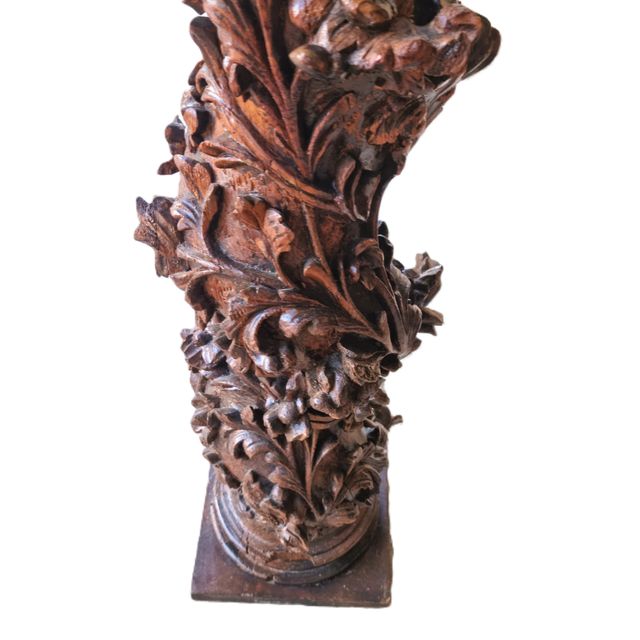 Columna corintia de estilo barroco