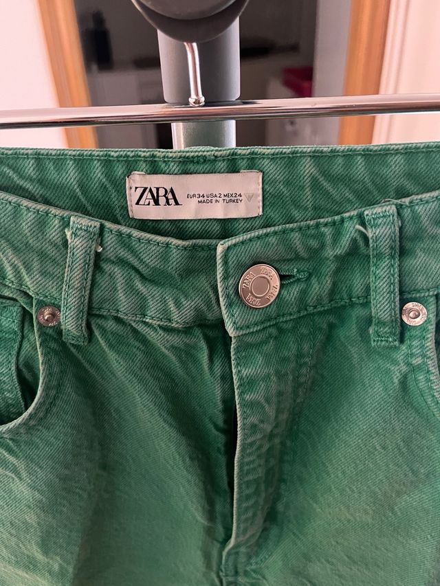 Pantalón verde Zara