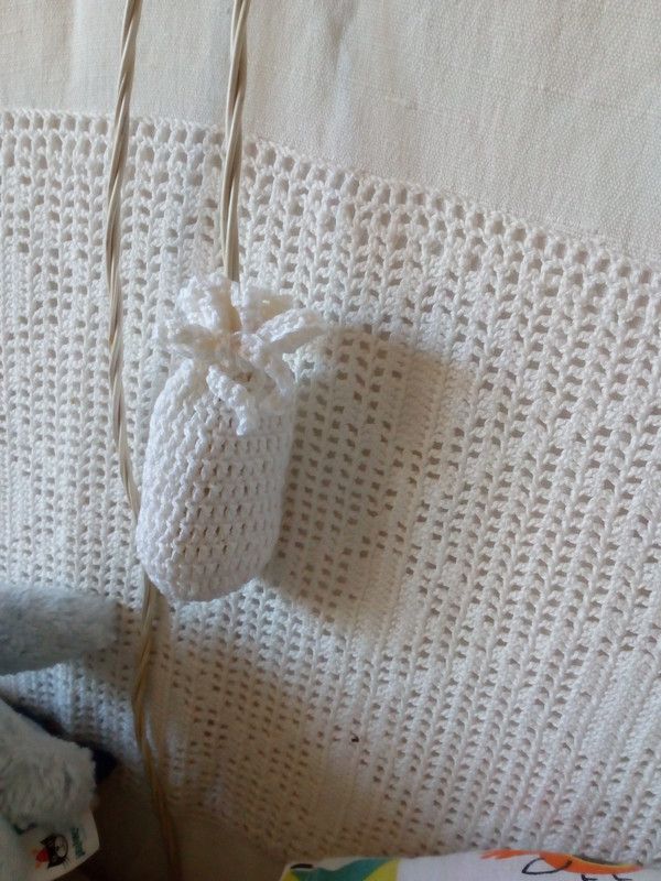 sacchetta copripomolo fatta a mano a uncinetto