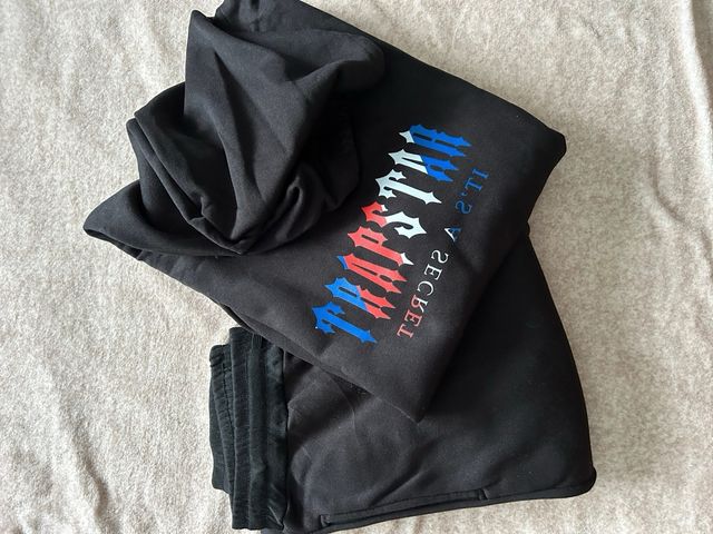 Tuta nera con stampa