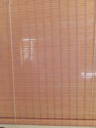 Estor madera naranja.