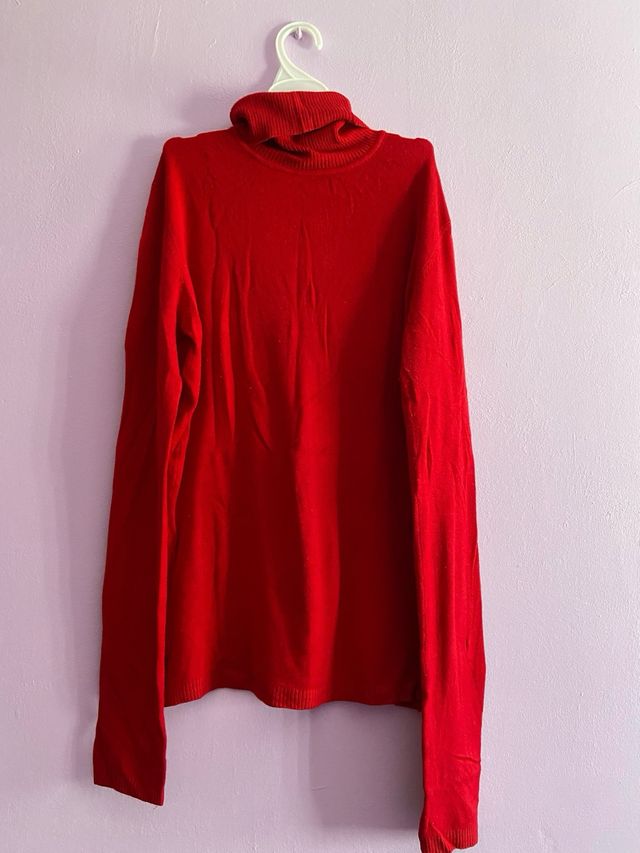 Jersey manga larga y cuello rojo de Cesar Amadeus