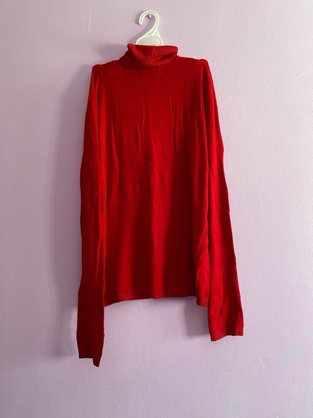 Jersey manga larga y cuello rojo de Cesar Amadeus