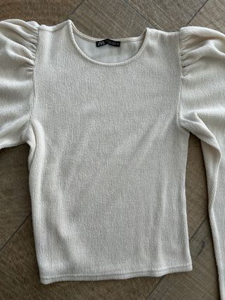 CAMISETA ABULLONADA ZARA