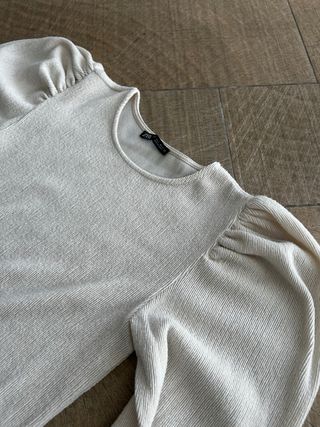 CAMISETA ABULLONADA ZARA