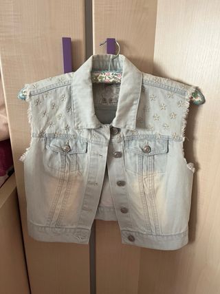 Chaleco vaquero con bordado de estrellas