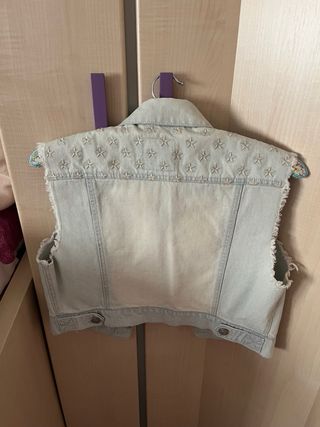 Chaleco vaquero con bordado de estrellas