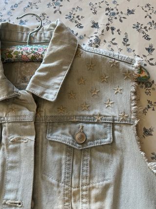 Chaleco vaquero con bordado de estrellas