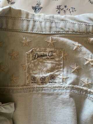 Chaleco vaquero con bordado de estrellas