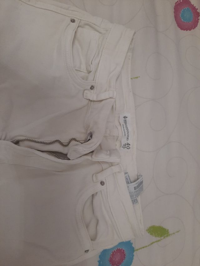 Pantalón vaquero stradivarius.