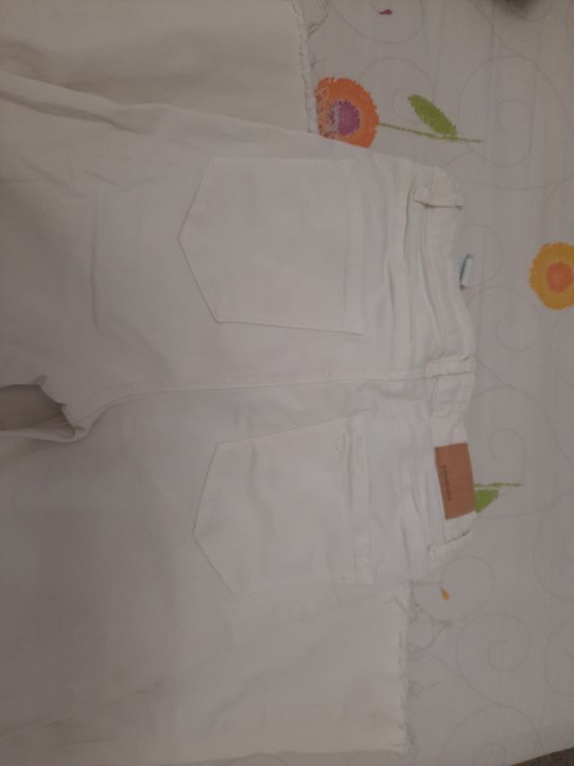 Pantalón vaquero stradivarius.