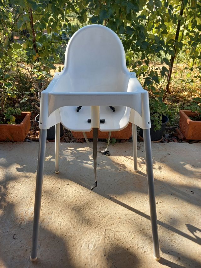 Sillita ikea con cojín y bandeja.