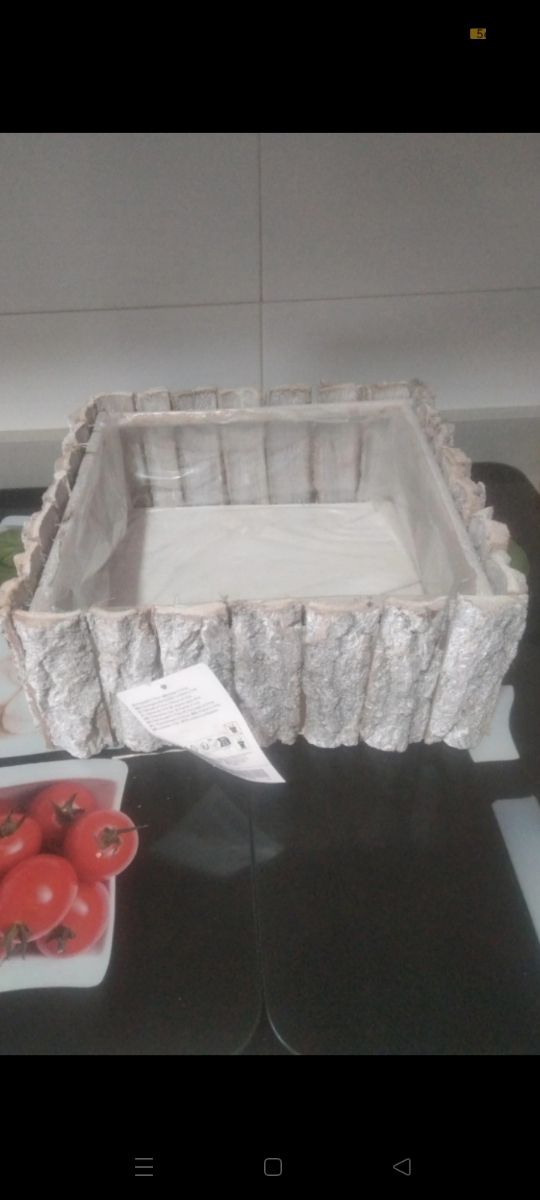 Plantador de madeira mede 30x30x12cm