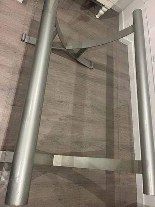 Mesa cristal con pie de hierro