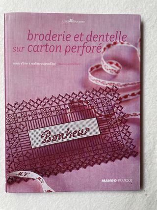 Libro de bordados sobre cartón perforado