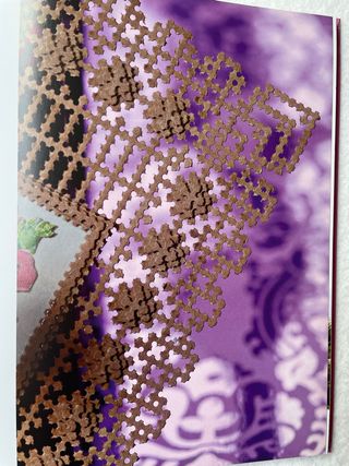 Libro de bordados sobre cartón perforado