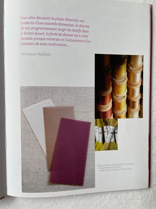 Libro de bordados sobre cartón perforado