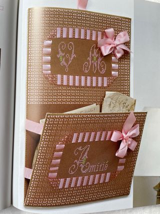 Libro de bordados sobre cartón perforado