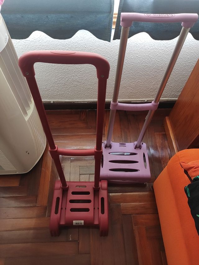 Carrito mochila escolar color burdeos.