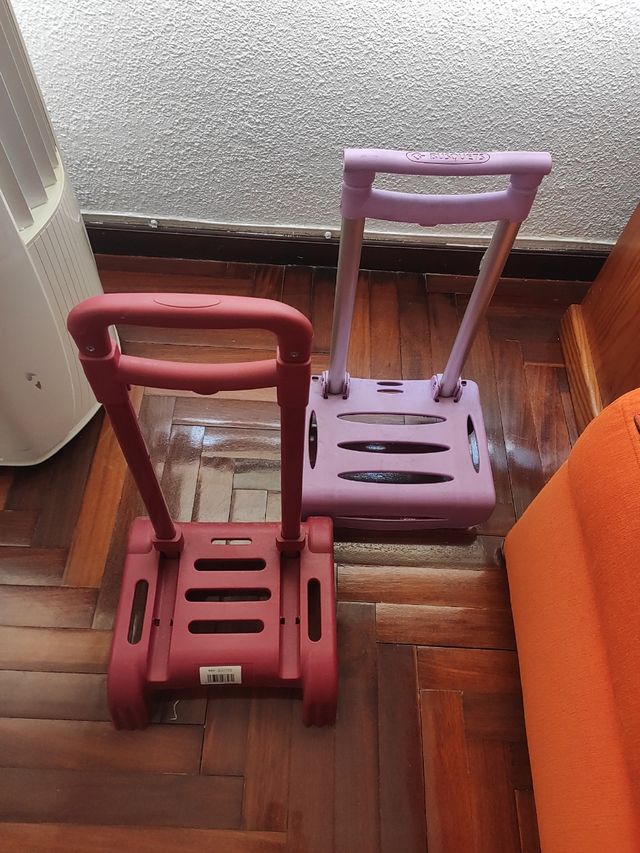 Carrito mochila escolar color burdeos.