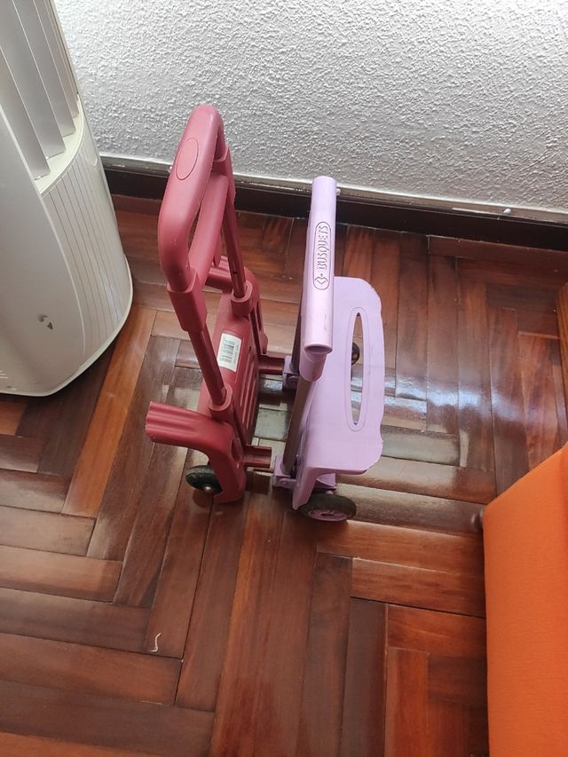 Carrito mochila escolar color burdeos.