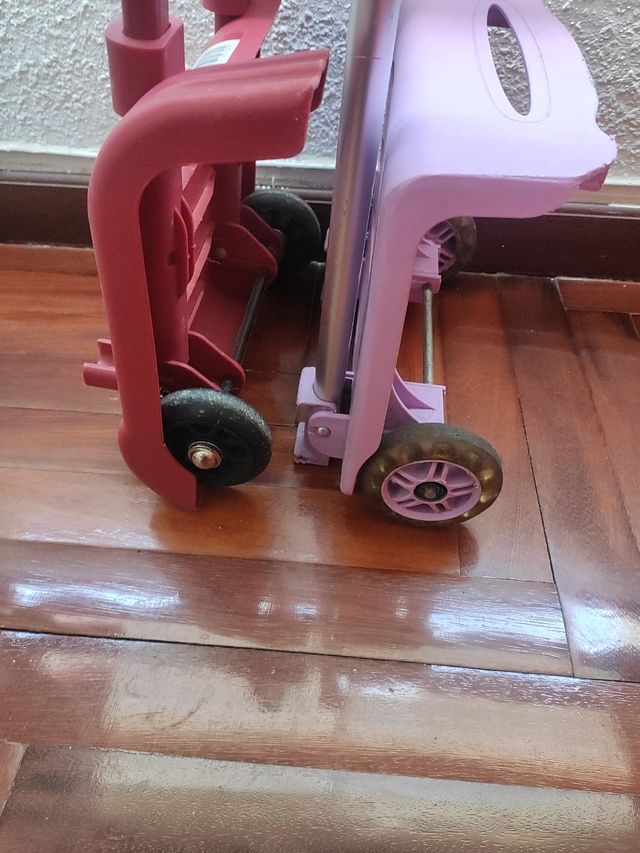 Carrito mochila escolar color burdeos.