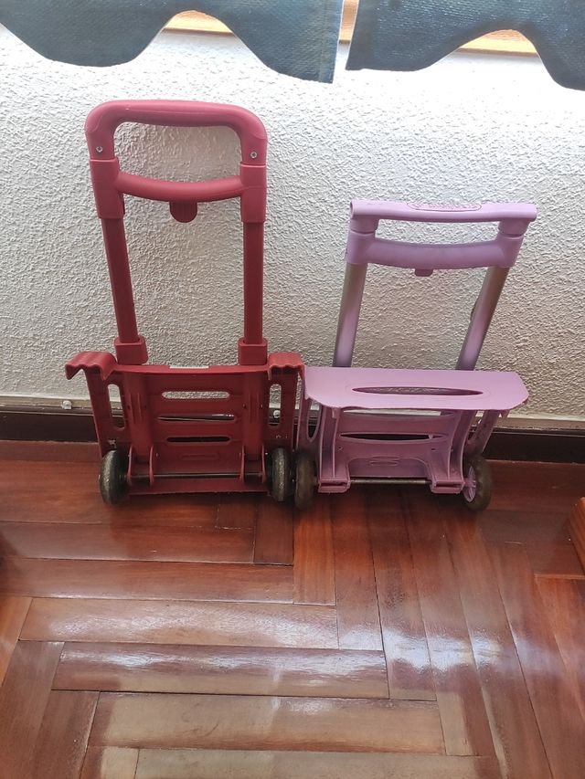 Carrito mochila escolar color burdeos.