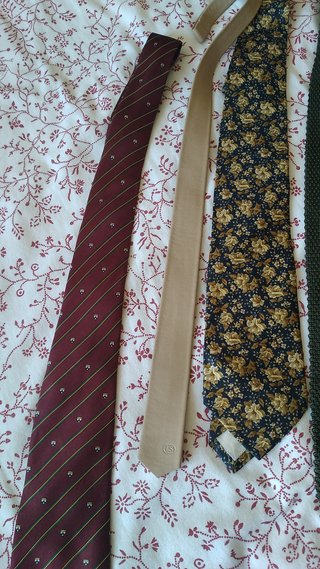 Surtido de corbatas hombre y percha de corbatas