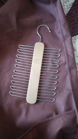 Surtido de corbatas hombre y percha de corbatas