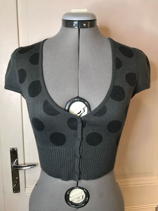 Golfino crop corto grigio con bottoncini