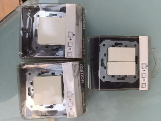 Interruptor simple y doble.Tecla ciega Simon 27