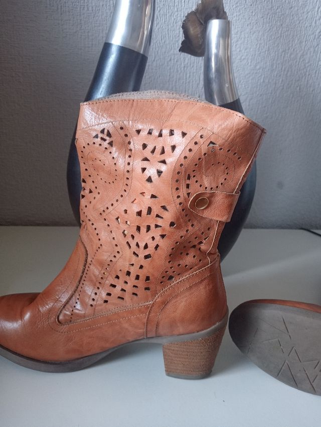 Botas españolas piel troquelada