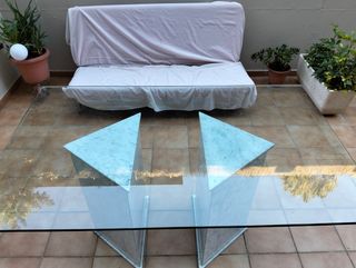 Mesa de cristal con pies de mármol