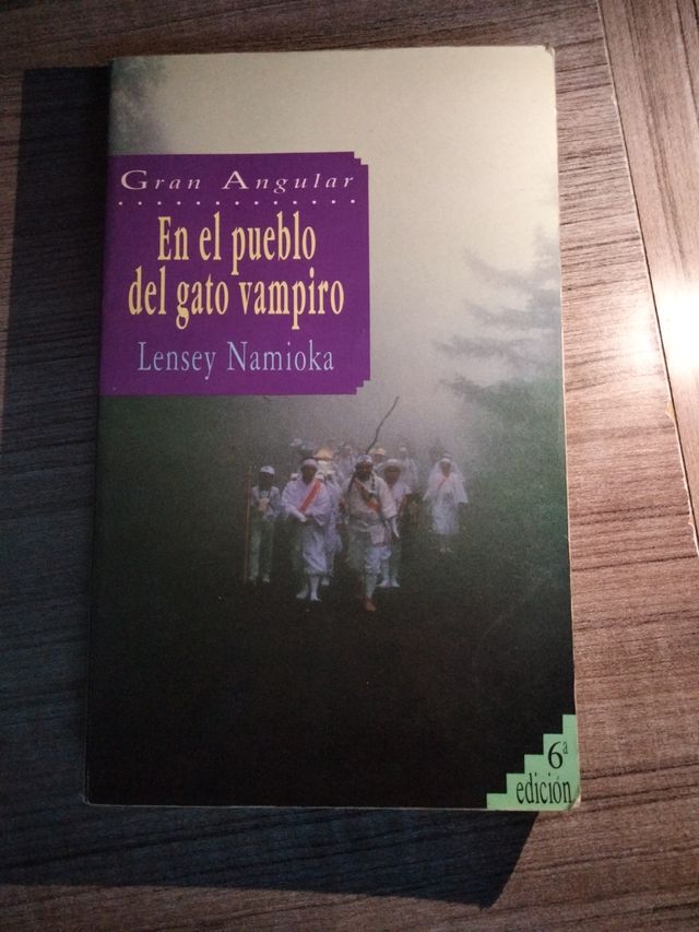 Libro en el pueblo del gato vampiro
