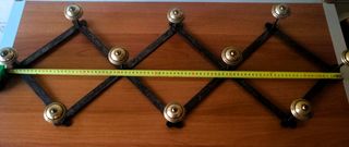 Perchero de metal tipo acordeón.