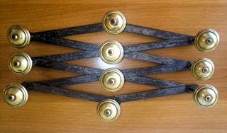 Perchero de metal tipo acordeón.