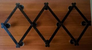 Perchero de metal tipo acordeón.