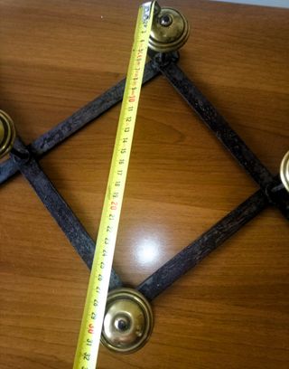 Perchero de metal tipo acordeón.