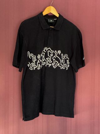 POLO DE HOMBRE NEGRO CON DIBUJO EN BLANCO