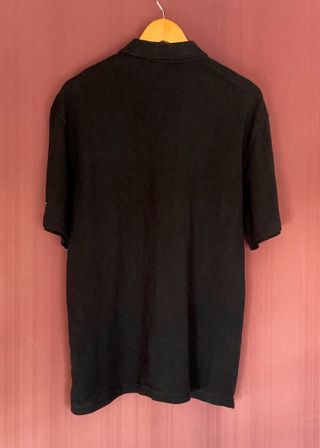 POLO DE HOMBRE NEGRO CON DIBUJO EN BLANCO