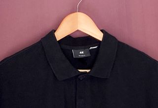 POLO DE HOMBRE NEGRO CON DIBUJO EN BLANCO