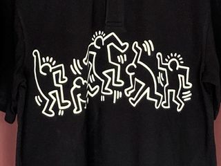 POLO DE HOMBRE NEGRO CON DIBUJO EN BLANCO