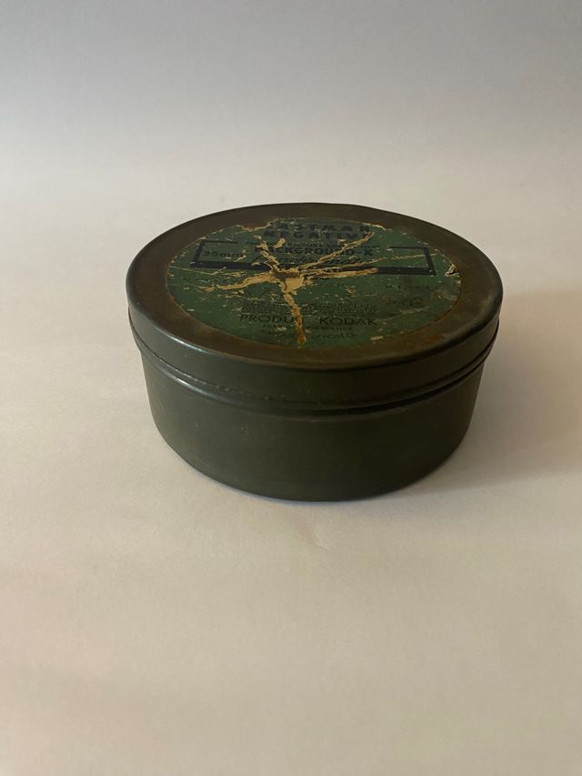 Caja antigua de pelicula de 35 mm