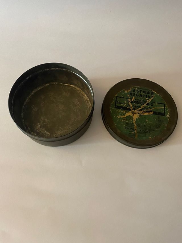 Caja antigua de pelicula de 35 mm